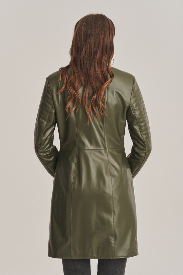 Dámsky kožený plášť v olivovo zelenej farbe